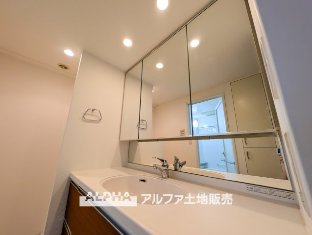グレーシアシティ立川ブロードウィングの独立洗面台|【Vanit】◆洗面台◆身支度がしやすい洗面台は、収納力にも配慮した設計。朝の準備から帰宅後まで、家族みんなが使いやすい空間です。