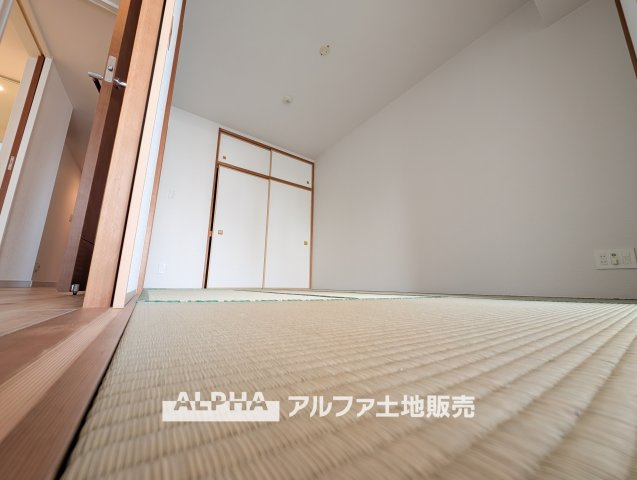 グレーシアシティ立川ブロードウィングの和室|【Japanese-room】
◆和室◆畳のやさしい感触が心を落ち着かせる和室。日常の中に、ほっと一息つける場所を。