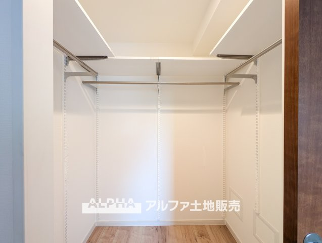 グレーシアシティ立川ブロードウィングの収納|【walk in closet】
◆ウォークイン・クローゼット◆大好きな服、大事なバッグやアクセサリー、そして大切な思い出の品々。そんなものを傍らにそっと置いておきたい。そんな時に重宝しますね