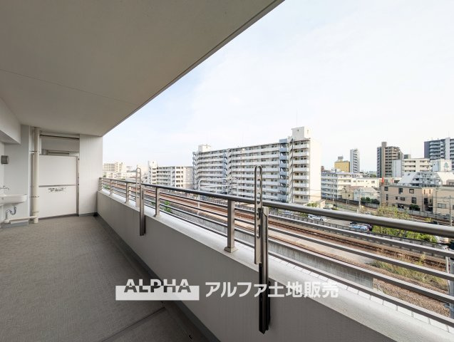 グレーシアシティ立川ブロードウィングのバルコニー|【Balcony】◆バルコニー◆日当たりの良いバルコニーは、洗濯物がよく乾くだけでなく、外の空気を感じながらひと息つける場所。暮らしに心地よい余白をもたらします。
