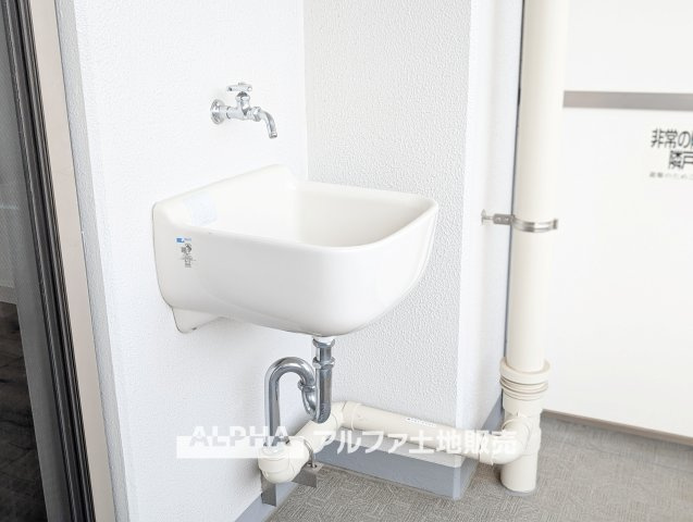 グレーシアシティ立川ブロードウィングのその他|【Outside face washing】
◆スロップシンク◆バケツで水を運ぶことなく、ガーデニングや網戸などの掃除、物干し竿を拭く、また、泥汚れ等が激しい靴、衣服等の洗濯にも使用可能な便利な設備。