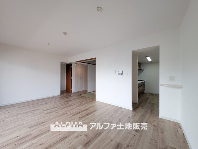 グレーシアシティ立川ブロードウィングの居間・リビング|【A home found by chance】
◆偶然見つけた物件で◆思わぬ空間を手に入れたい。愛を育み、人と出会い、新たな命に恵まれる。そんな未来を創造してぬくもりのある住空間を君と共有したい。