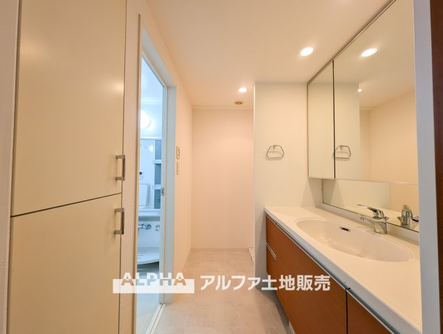 グレーシアシティ立川ブロードウィングのランドリースペース|【Laundry space】
◆ランドリースペース◆広々した空間で雨の日でも十分に洗濯物を乾かすことが出来ます。バスルームには浴室換気乾燥機も付いているので重宝しますね。