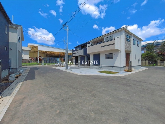 草加市新善町 新築分譲住宅 全8棟 3号棟の前面道路含む現地写真