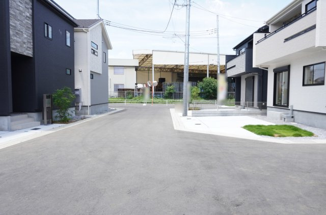 草加市新善町 新築分譲住宅 全8棟 3号棟の前面道路含む現地写真