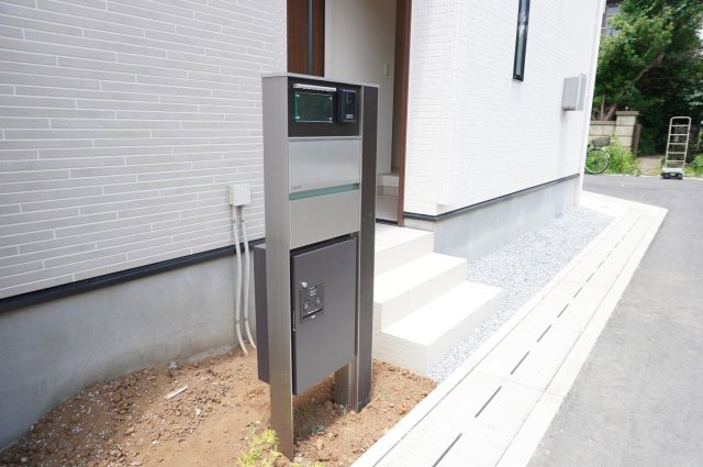 草加市新善町 新築分譲住宅 全8棟 3号棟の設備|インターホン機能・宅配BOX付き門柱