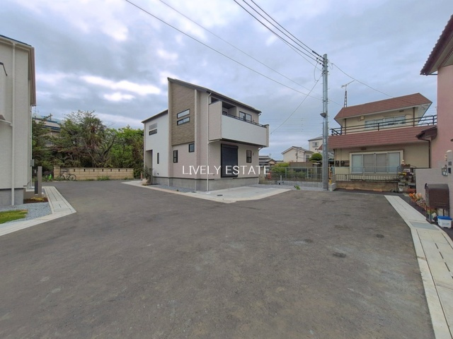 草加市新善町 新築分譲住宅 全8棟 4号棟の前面道路含む現地写真