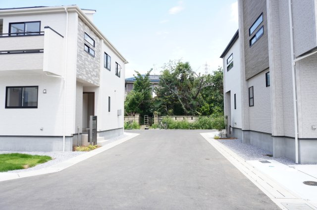 草加市新善町 新築分譲住宅 全8棟 4号棟の前面道路含む現地写真