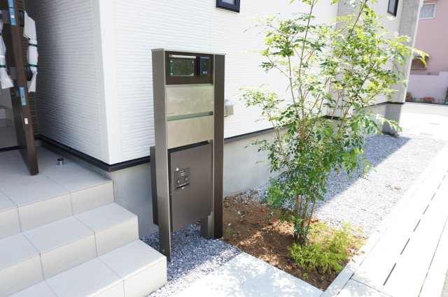 草加市新善町 新築分譲住宅 全8棟 4号棟の設備|インターホン機能・宅配BOX付き門柱