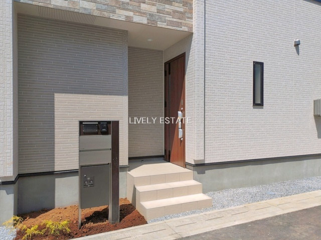 草加市新善町 新築分譲住宅 全8棟 4号棟の玄関|インターホン機能・宅配BOX付き門柱