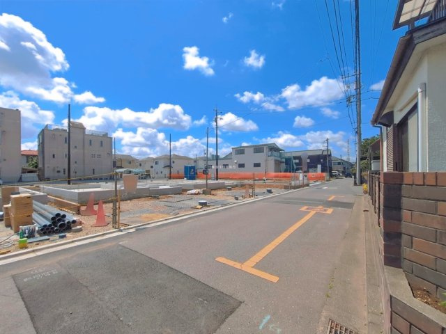 入間郡三芳町大字北永井の新築一戸建の前面道路含む現地写真|北東側5m公道です。