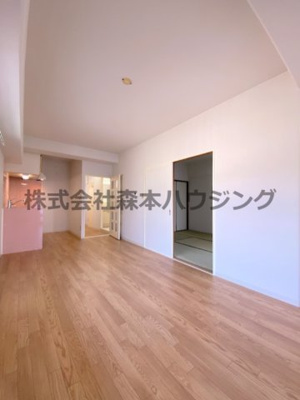 【居間・リビング】 | 　メナール香里園 | こちらのリビングで趣味の時間をお楽しみください