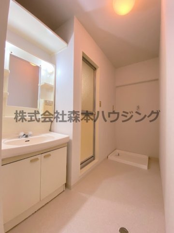 【洗面所】 | 　メナール香里園 | 忙しい朝には欠かせない洗面所です