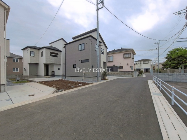 草加市新善町 新築分譲住宅 全8棟 7号棟の前面道路含む現地写真