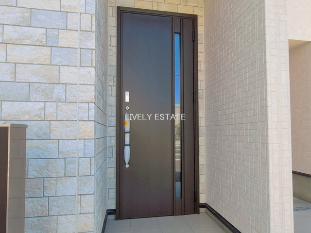 草加市新善町 新築分譲住宅 全8棟 5号棟の玄関