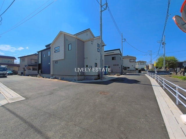 草加市新善町 新築分譲住宅 全8棟 5号棟の前面道路含む現地写真