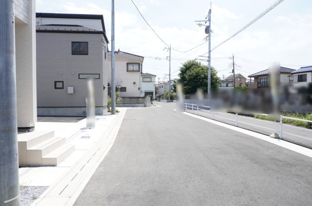 草加市新善町 新築分譲住宅 全8棟 5号棟の前面道路含む現地写真
