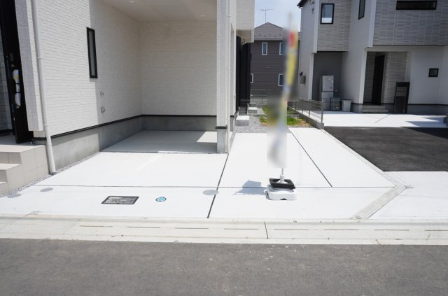 草加市新善町 新築分譲住宅 全8棟 5号棟の駐車場