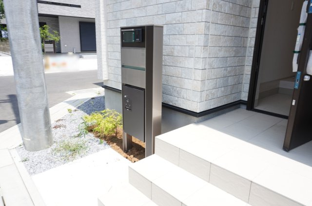 草加市新善町 新築分譲住宅 全8棟 5号棟の設備|インターホン機能・宅配BOX付き門柱