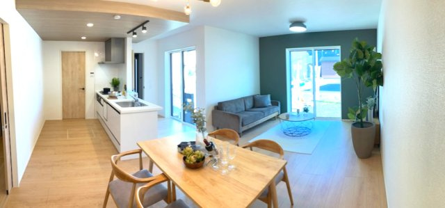 沼津市岡一色の新築一戸建の居間・リビング|料理をしながら家族と会話もできるのが魅力の対面キッチンです。