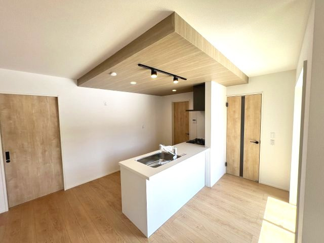 沼津市岡一色の新築一戸建のキッチン|折下天井がアクセントのキッチンです。
