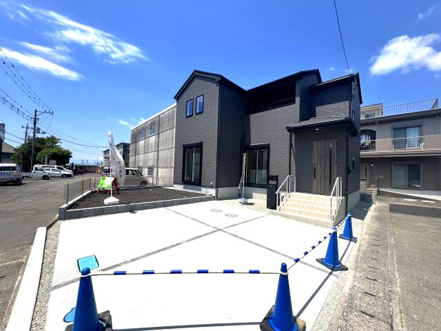 沼津市岡一色の新築一戸建の駐車場|2台駐車可能。角地のため出し入れがしやすいです。