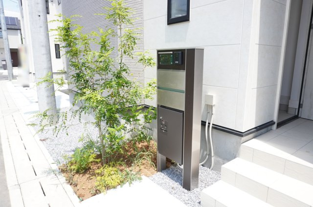 草加市新善町 新築分譲住宅 全8棟 8号棟の設備|インターホン機能・宅配BOX付き門柱