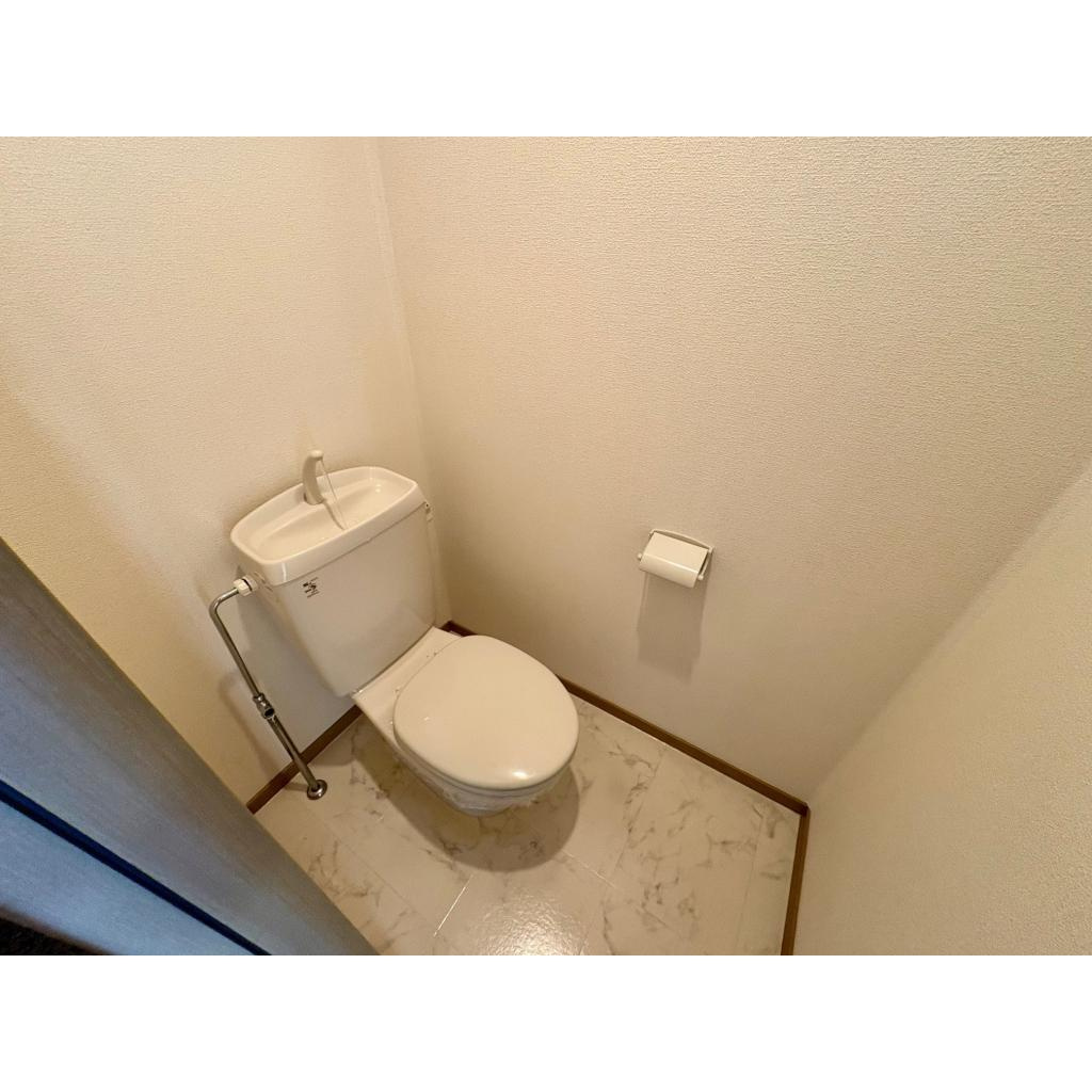 ツリービレッジのトイレ|落ち着いた色調のトイレです