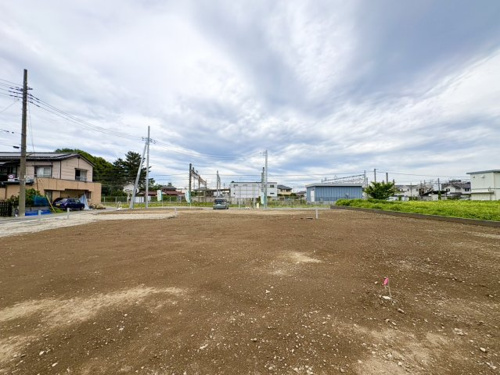 【前面道路含む現地写真】 | 【新堀第15期　現地外観】
※令和８年６月時点