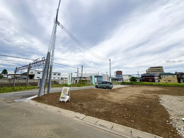 【前面道路含む現地写真】 | 【新堀第15期　現地外観】
※令和８年６月時点