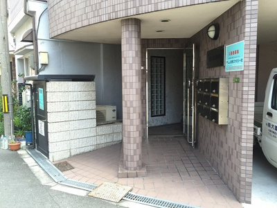 【エントランス】 | アークマンション | 落ちついた外観にマッチしたエントランスです
