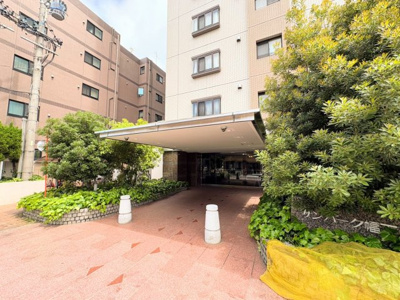【外観】 | サンパーク幅下 | ◆緑豊かなアプローチ部分があり、都会に住みながらも緑の癒しを感じる事ができる空間となっております。