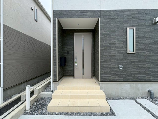 ♥♥糸満市南波平第２－②号棟（全４棟）の玄関|※参考写真※
