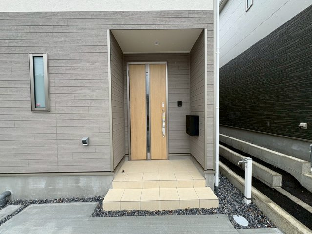 ♥♥糸満市南波平第２－④号棟（全４棟）の玄関|※参考写真※