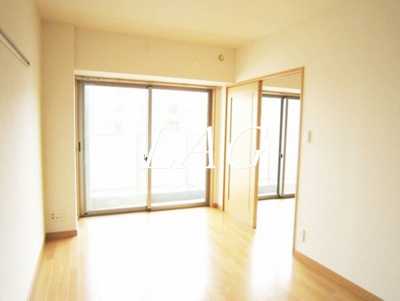 【居間・リビング】 | ラフィーネデュオ | 洋室のお部屋です。