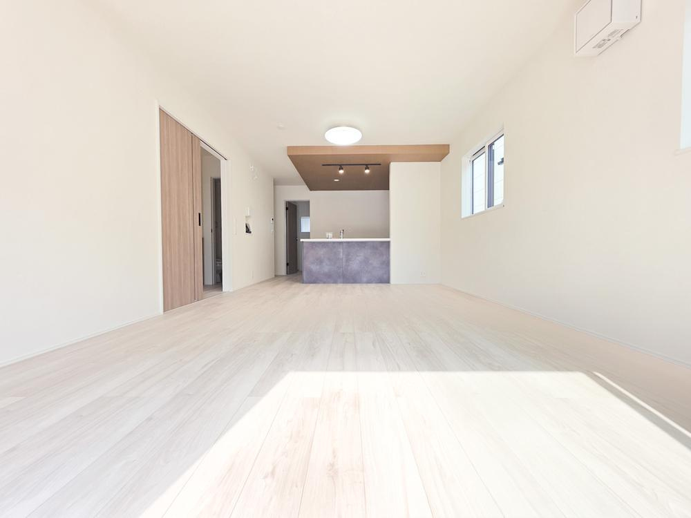 【LIGNAGE】東大和南街３丁目の居間・リビング|リビングからキッチンを見渡せる間取りです。
折下天井を採用したキッチンスペースが空間のアクセント♪
