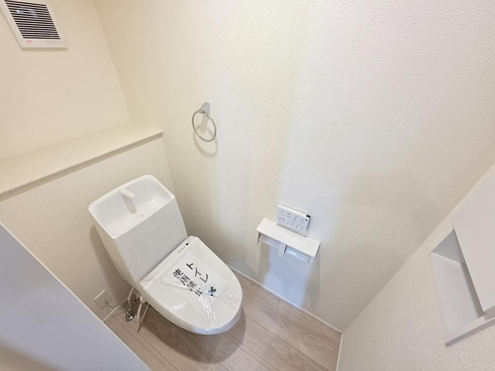 【LIGNAGE】東大和南街３丁目のトイレ|手洗いカウンター付きの温水洗浄便座を採用しています。