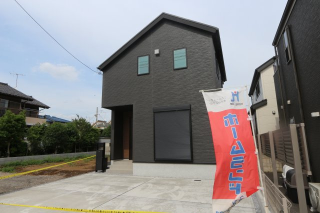 【LIGNAGE】東大和南街３丁目の外観|カースペース2台並列で駐車可能！ゆとりのカースペースで来客時にも便利です。