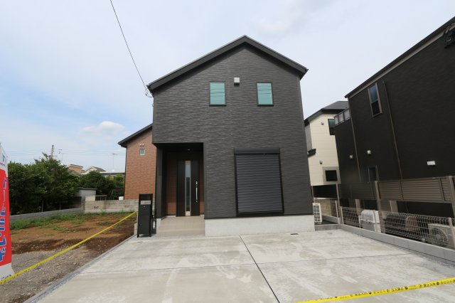 【LIGNAGE】東大和南街３丁目の外観|WIC、パントリー、ランドリースペースを備え、収納力と家事効率を高めた設計