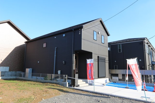 【LIGNAGE】東大和南街３丁目の外観|前面道路は16ｍで車の出し入れも楽々♪
住居前には歩道があるのでお子様にも安心です