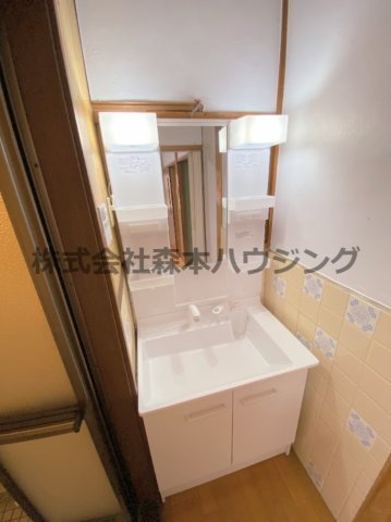 【独立洗面台】 | 　大東市寺川5丁目戸建貸家 | 朝の支度にも助かる、独立の洗髪洗面化粧台