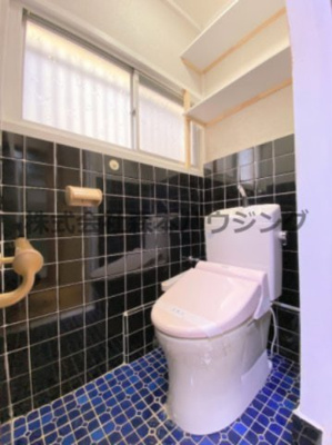 【トイレ】 | 　大東市寺川5丁目戸建貸家 | 清潔感のあるトイレです