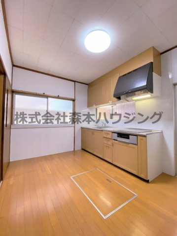 【居間・リビング】 | 　大東市寺川5丁目戸建貸家 | 明るいキッチンスペースです
