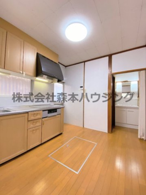 【居間・リビング】 | 　大東市寺川5丁目戸建貸家 | ゆったりしたキッチンスペースです