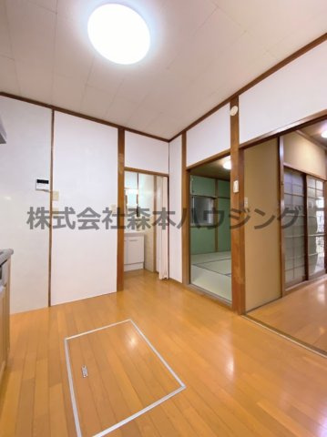 【居間・リビング】 | 　大東市寺川5丁目戸建貸家 | きれいなキッチンスペースです