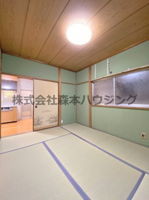 【和室】 | 　大東市寺川5丁目戸建貸家 | 和室がひろがる居住スペース
1階