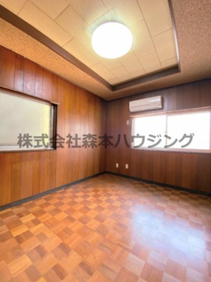 【洋室】 | 　大東市寺川5丁目戸建貸家 | 落ち着いた色調の洋室です
中2階