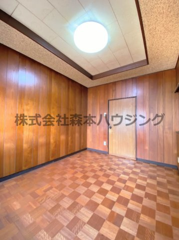 【洋室】 | 　大東市寺川5丁目戸建貸家 | 個人の部屋や寝室として使える洋室です
中2階