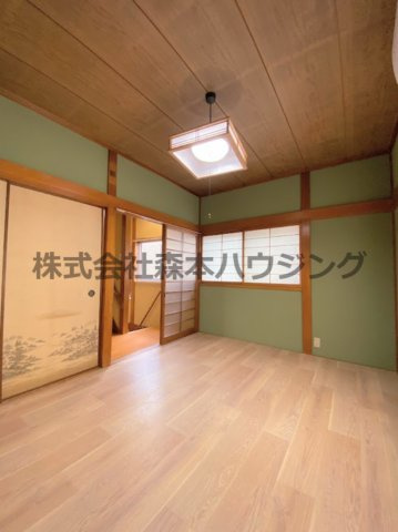 【洋室】 | 　大東市寺川5丁目戸建貸家 | ゆったりした洋室です
2階