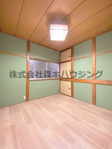 【洋室】 | 　大東市寺川5丁目戸建貸家 | 使い勝手のいい洋室です
2階